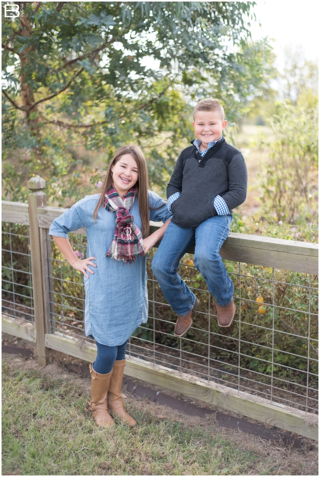 Kingwood family photographer image of siblings in open field and botanical area